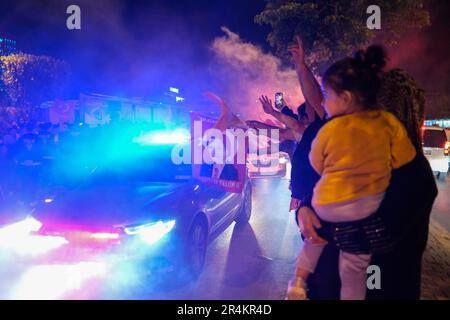 Izmir, Türkei. 28. Mai 2023. Menschen, die mit Fackeln und Flaggen feiern. Nach dem Wahlsieg von Recep Tayyip Erdogan ging die Feier die ganze Nacht über weiter. Kredit: SOPA Images Limited/Alamy Live News Stockfoto