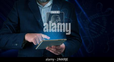 Mann, der ein Tablet mit Gesichts-id-Scan und moderner Technologie verwendet. Melden Sie sich mit Face id und AI an Stockfoto