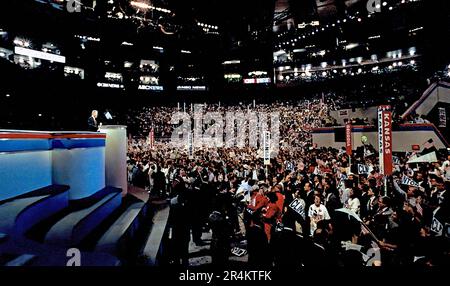 NEW YORK, NEW YORK - 16. JULI 1992 Gouverneur von Arkansas Bill Clinton hält seine Annahmerede für die Präsidentschaftsnominierung vor den Delegierten des Democratic National Convention vom Podium im Madison Square Garden Stockfoto