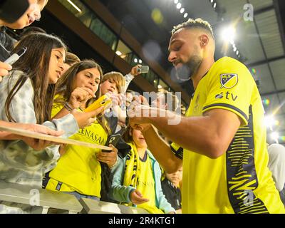 Nashville, USA. 28. Mai 2023: Der Mittelfeldspieler Hany Mukhtar (10) von Nashville SC signiert in der zweiten Hälfte eines MLS-Spiels zwischen Columbus Crew und Nashville SC im Geodis Park in Nashville, Tennessee, Steve Roberts/CSM Credit: CAL Sport Media/Alamy Live News Stockfoto