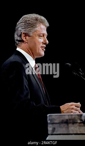 NEW YORK, NEW YORK - 16. JULI 1992 Gouverneur von Arkansas Bill Clinton hält seine Annahmerede für die Präsidentschaftsnominierung vor den Delegierten des Democratic National Convention vom Podium im Madison Square Garden Stockfoto