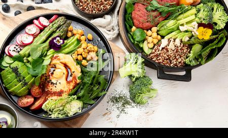 Gesunde vegetarische und vegane Salate und Buddha-Schalen mit Vitaminen, Antioxidantien, Proteinen auf hellem Hintergrund. Draufsicht, Kopierbereich Stockfoto