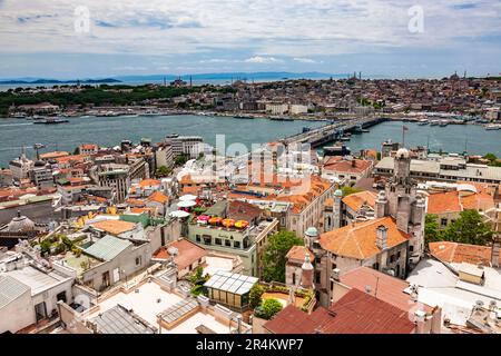 Fernblick auf Sultanahmet und Golden Horn, Galata-Brücke, Galata-Turm (kulesi), europäische Seite, Istanbul, Truthahn Stockfoto