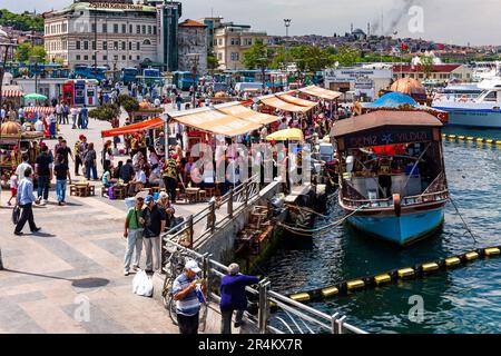 Fährhafen am Goldenen Horn, in der Nähe der Galata-Brücke, europäische Seite, Istanbul, Türkei Stockfoto