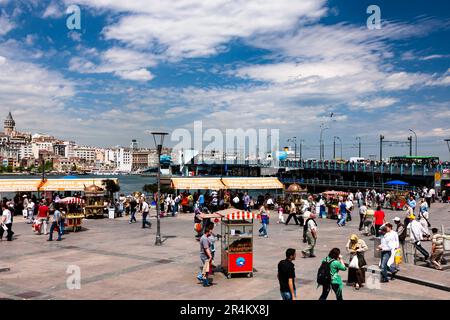 Fährhafen am Goldenen Horn, in der Nähe der Galata-Brücke, europäische Seite, Istanbul, Türkei Stockfoto