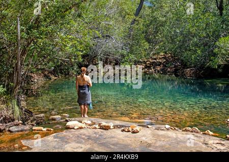 Eine Frau in den Blauen Lagunen auf Hinchinbrook Island Stockfoto