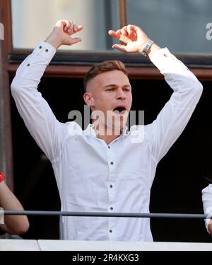 München, Deutschland. 28. Mai 2023. Joshua Kimmich von Bayern München jubelt bei der Feier des Titels der deutschen Bundesliga in der Münchner Innenstadt am 28. Mai 2023. Kredit: Philippe Ruiz/Xinhua/Alamy Live News Stockfoto