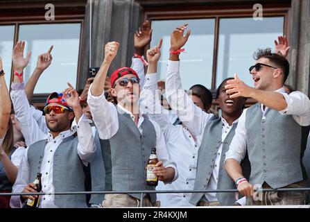 München, Deutschland. 28. Mai 2023. Die Spieler der Bayern München jubeln bei der Feier des Titels der deutschen Bundesliga in der Münchner Innenstadt am 28. Mai 2023. Kredit: Philippe Ruiz/Xinhua/Alamy Live News Stockfoto