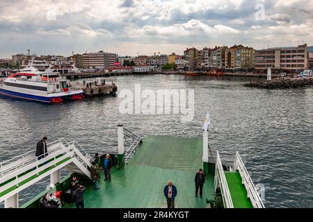 Fähre, überqueren Sie die Dardanelles Straße, Ankunft am Hafen von Canakkale, von der Gelibolu Halbinsel, Canakkale, Asiatische Seite, Türkei Stockfoto