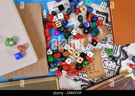 Farbenfrohe Rollenspiele auf dem Tisch mit Rollenspielen und Spielwürfeln und Spielregeln Stockfoto