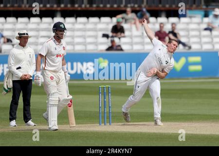 Graham Hume in Bowling-Action für Irland während Essex CCC vs Ireland, einheimisches First Class Match Cricket auf dem Cloud County Ground am 28. Mai 2023 Stockfoto