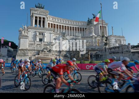 Peloton während der 106. Giro d'Italia 2023, Phase 21, einer 126km-Etappe von Rom nach Rom / #UCIWT / am 28. Mai 2023 in Rom Stockfoto