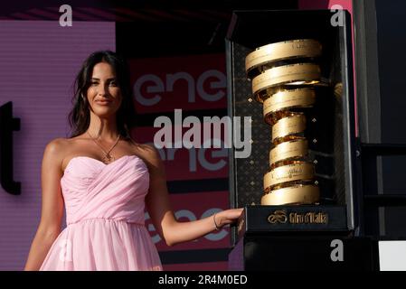 Eine Hostess mit dem Trofeo Senza Fine nach dem 106. Giro d'Italia 2023, Stufe 21, einer 126km Etappe von Rom nach Rom / #UCIWT / am 28. Mai 2023 in Rom Stockfoto