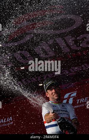 Mark Cavendish aus Großbritannien und das Team von Astana Qazaqstan feiern auf dem Podium als Bühnensieger während des Giro d'Italia 2023 106., Phase 21 Stockfoto