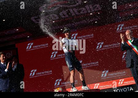 Mark Cavendish aus Großbritannien und das Team von Astana Qazaqstan feiern auf dem Podium als Bühnensieger während des Giro d'Italia 2023 106., Phase 21 Stockfoto