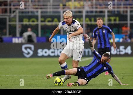 Mailand, Italien. 27. Mai 2023. Italien, Mailand, Mai 27 2023: Rasmus Hojlund (Atalanta-Stürmer) kämpft in der zweiten Halbzeit während des Fußballspiels FC Inter vs Atalanta BC um den Ball, Serie A Tim 2022-2023 day37 San Siro Stadion (Kreditbild: © Fabrizio Andrea Bertani/Pacific Press via ZUMA Press Wire) NUR REDAKTIONELLE VERWENDUNG! Nicht für den kommerziellen GEBRAUCH! Stockfoto