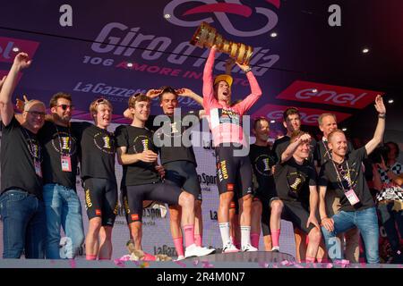 Primoz Roglic und Team Jumbo-Visma feiern auf dem Podium mit dem Trofeo Senza Fine als Gewinner des Gesamtrennens Stockfoto