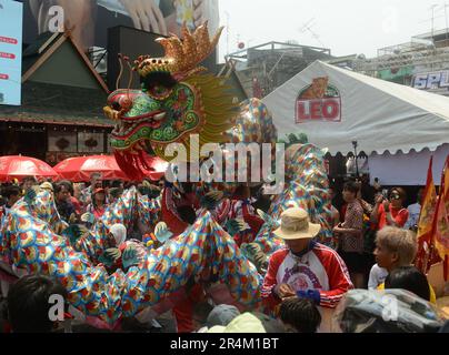 Eine farbenfrohe kulturelle Show von Dragons, Jow GA Lion und bunten Figuren während der Feierlichkeiten des Songkran Festivals. Khaosan Road, Bangkok, Thailand. Stockfoto