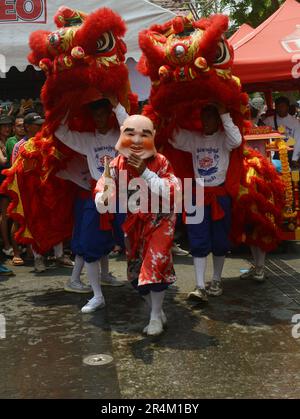 Eine farbenfrohe kulturelle Show von Dragons, Jow GA Lion und bunten Figuren während der Feierlichkeiten des Songkran Festivals. Khaosan Road, Bangkok, Thailand. Stockfoto