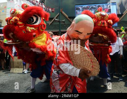 Eine farbenfrohe kulturelle Show von Dragons, Jow GA Lion und bunten Figuren während der Feierlichkeiten des Songkran Festivals. Khaosan Road, Bangkok, Thailand. Stockfoto