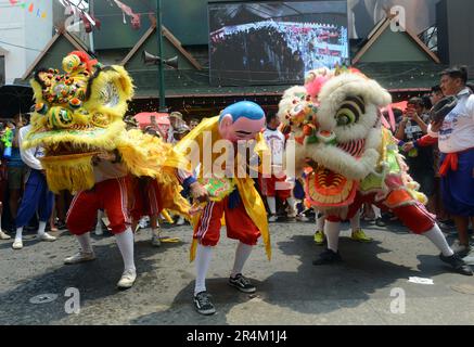 Eine farbenfrohe kulturelle Show von Dragons, Jow GA Lion und bunten Figuren während der Feierlichkeiten des Songkran Festivals. Khaosan Road, Bangkok, Thailand. Stockfoto