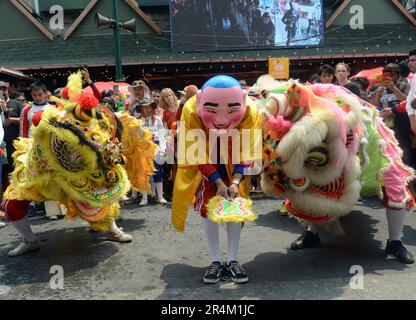 Eine farbenfrohe kulturelle Show von Dragons, Jow GA Lion und bunten Figuren während der Feierlichkeiten des Songkran Festivals. Khaosan Road, Bangkok, Thailand. Stockfoto