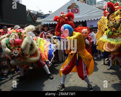 Eine farbenfrohe kulturelle Show von Dragons, Jow GA Lion und bunten Figuren während der Feierlichkeiten des Songkran Festivals. Khaosan Road, Bangkok, Thailand. Stockfoto