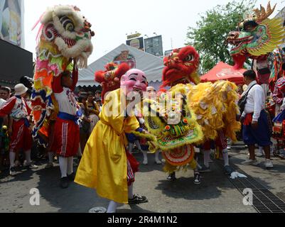 Eine farbenfrohe kulturelle Show von Dragons, Jow GA Lion und bunten Figuren während der Feierlichkeiten des Songkran Festivals. Khaosan Road, Bangkok, Thailand. Stockfoto