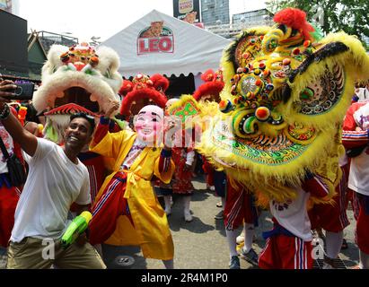 Eine farbenfrohe kulturelle Show von Dragons, Jow GA Lion und bunten Figuren während der Feierlichkeiten des Songkran Festivals. Khaosan Road, Bangkok, Thailand. Stockfoto