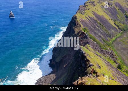 Blick aus der Vogelperspektive auf Rano Kau, erloschenen Vulkankrater und Pazifikküste, Osterinsel Rapa Nui, Chile Stockfoto
