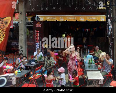 Bier trinken und das Songkran Wasserplanschfest von der Center Khao Sarn Bar auf der Khaosan Rd In Bangkok, Thailand. Stockfoto