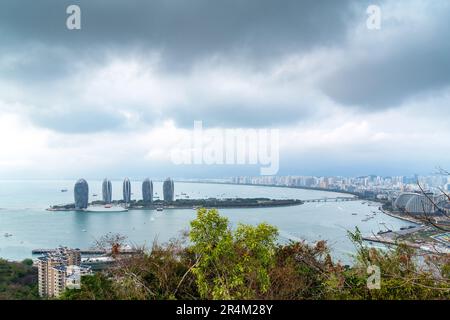 Luftaufnahme der Küstenstadt Sanya auf Chinas Insel Hainan Stockfoto