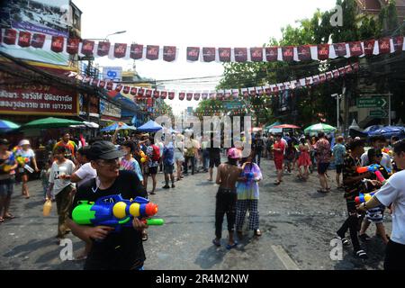 Songkran Wasserplanschfest auf der Tanao Road an der Khaosan Road in Banglamphu, Bangkok, Thailand. Stockfoto