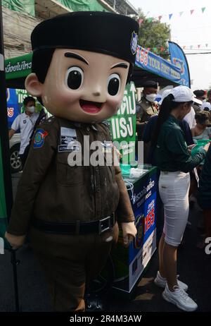 Ein thailändisches Polizeimaskottchen in der Nähe einer Sicherheitskontrolle in der Khaosan Road während des Songkran Festivals in Bangkok, Thailand. Stockfoto