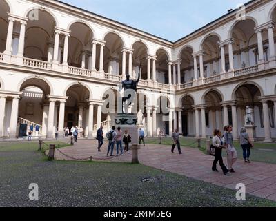 Touristen im Palazzo di Brera (Brera Palast) Innenhof, Stadt Mailand, Lombardei, Italien. Der Palast beherbergt die berühmte Pinacoteca (Kunstgalerie) Stockfoto