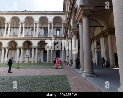 Touristen im Palazzo di Brera (Brera Palast) Innenhof, Stadt Mailand, Lombardei, Italien. Der Palast beherbergt die berühmte Pinacoteca (Kunstgalerie) Stockfoto