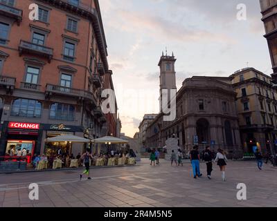 Die Leute passieren die Bar Duomo gegenüber dem Palazzo dei Giureconsulti in der Stadt Mailand, Lombardei, Italien Stockfoto