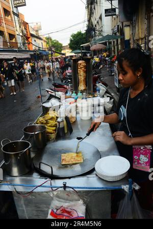 Ein thailändischer Anbieter von Roti/Banana Pfannkuchen in der Nähe der Khaosan Road in Bangkok, Thailand. Stockfoto