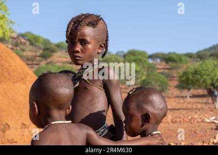 Himba-Kinder in einem Himba-Dorf, Kaokoveld, Namibia, Afrika Stockfoto