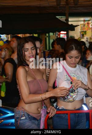 Wasserspritzer während der Feierlichkeiten von Songkran ( thailändisches Neujahr ) auf der Khaosan Road, Banglamphu, Bangkok, Thailand. Stockfoto