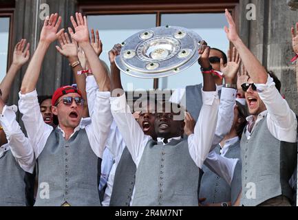 Thomas Mueller von Bayern München Sadio Mane von Bayern München mit Meisterschale FC Bayern MŸnchen Deutscher Fussball Meister Feier am Marienplatz mit den Frauen des FC Bayern MŸnchen auf dem Rathausbalkon Fussball Frauen 1 . Bundesliga Saison 2022 / 2023 FC Bayern München © diebilderwelt / Alamy Stock Stockfoto