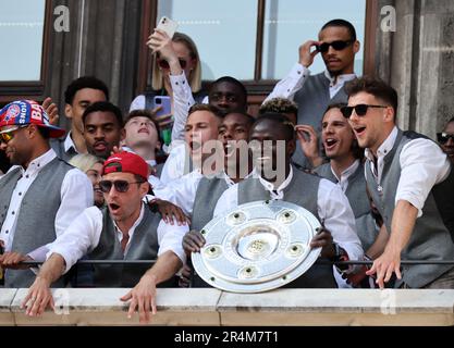 Thomas Mueller von Bayern München Sadio Mane von Bayern München mit Meisterschale Leon Goretzka von Bayern München FC Bayern MŸnchen Deutscher Fussball Meister Feier am Marienplatz mit den Frauen des FC Bayern MŸnchen auf dem Rathausbalkon Fussball Frauen 1 . Bundesliga Saison 2022 / 2023 FC Bayern München © diebilderwelt / Alamy Stock Stockfoto