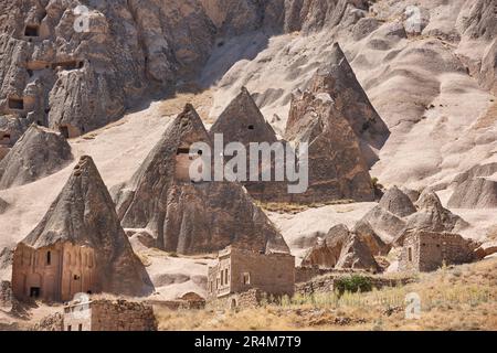 Häuser in den Fels gehauen. Ilhara. Selime Dorf, Kappadokien, Türkei Stockfoto