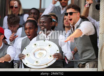 Leon Goretzka von Bayern München und Sadio Mane von Bayern München mit Meisterschale FC Bayern MŸnchen Deutscher Fussball Meister Feier am Marienplatz mit den Frauen des FC Bayern MŸnchen auf dem Rathausbalkon Fussball Frauen 1 . Bundesliga Saison 2022 / 2023 FC Bayern München © diebilderwelt / Alamy Stock Stockfoto