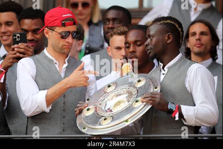 Thomas Mueller von Bayern München und Sadio Mane von Bayern München mit Meisterschale FC Bayern MŸnchen Deutscher Fussball Meister Feier am Marienplatz mit den Frauen des FC Bayern MŸnchen auf dem Rathausbalkon Fussball Frauen 1 . Bundesliga Saison 2022 / 2023 FC Bayern München © diebilderwelt / Alamy Stock Stockfoto