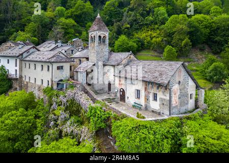 Luftaufnahme des kleinen Dorfes Carmine Superiore am Lago Maggiore im Frühling. Cannobio, Lago Maggiore, Provinz Verbania, Piemont, Italien. Stockfoto