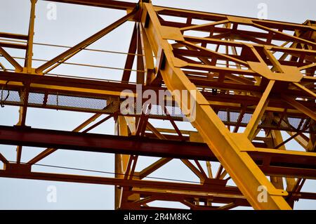 Hochschwere, gelbe Metalleisentragkonstruktion stationäre industrielle leistungsfähige Portalkran mit Brückenform auf Stützen zum Heben von Fracht auf einem m. Stockfoto