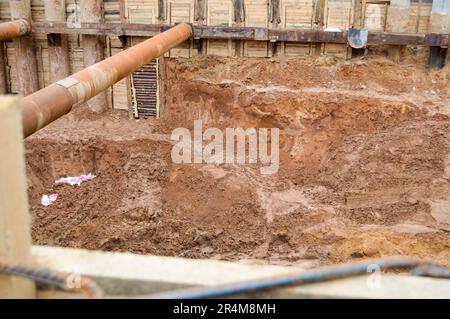 Ein riesiger Gräben-Tunnel mit Verstärkungsstrukturen aus dicken Eisenrohren und Bauten auf der Baustelle des unterirdischen Me Stockfoto