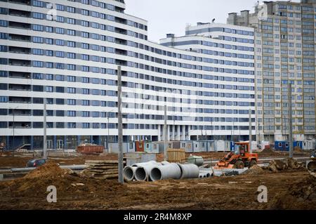 Bau eines großen mehrstöckigen komfortablen Betonzementgebäudes modernes, mehrstöckiges Gebäude mit monolithischem Rahmen und Fenstern, Wänden und Balkonen. Stockfoto