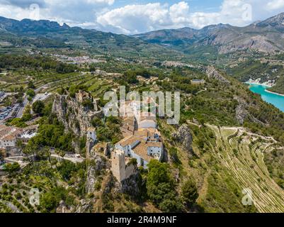 Panoramablick aus der Vogelperspektive von der Burg von Guadalest in der Provinz Alicante, die als wunderschöne Städte Spaniens gilt Stockfoto